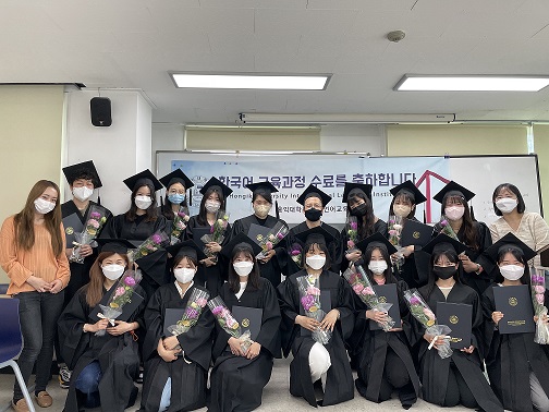 Ảnh tốt nghiệp khóa học tiếng Hàn tại trường ( ảnh: hongik uni)